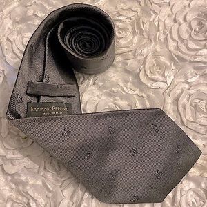 New Banana Republic mens silk frog embroidered tie